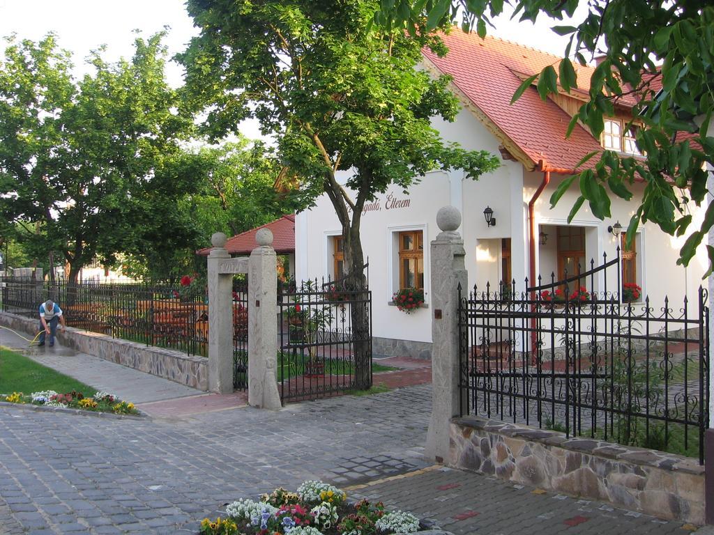 Racz Fogado Hotel Kisoroszi Exterior photo